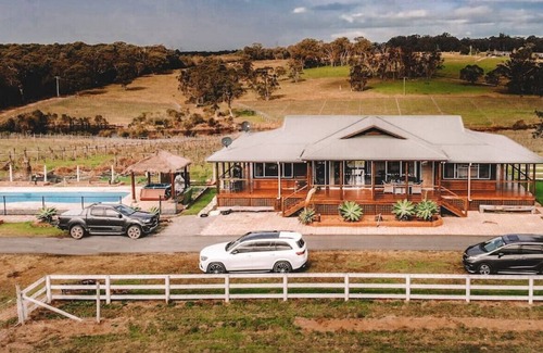 Cooranbong Cabin | 240 Cottage 01 · Cheerful 4 bedroom Cottage with swimming pool
