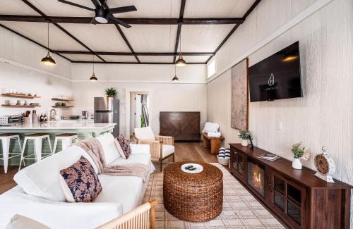 New Plymouth House | 24180 SR 93 Copper Oak The Copper Oak House Hot Tub l