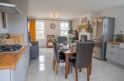 Ballycastle House | 25 mins from Open Golf Portrush 2025. Large Family Friendly House, Sleeps 8.