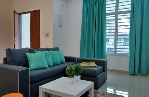 Batu Pahat House | 2500 m² House ∙ 4 bedrooms ∙ 14 guests