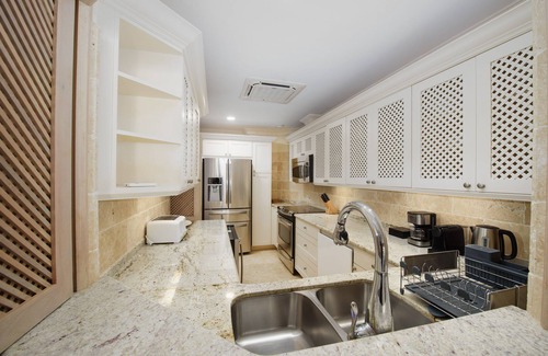 Gibbs Bay Condo | 2500 sq. ft. Two-Bedroom Luxury Beachfront Suite on the West Coast