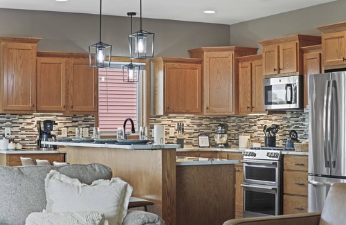 Stoughton House | 25min to Capitol - Groups - KING Suite - Game Room
