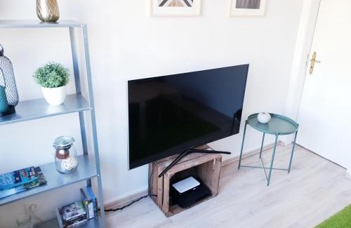 Elmshorn Apartment | 25mn to HH-2BR Kitchen&Netflix