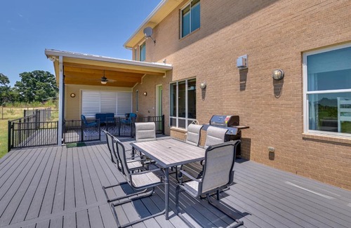 Weston House | 26-Acre Pilot Point Ranch Home with Pool and Mini Golf