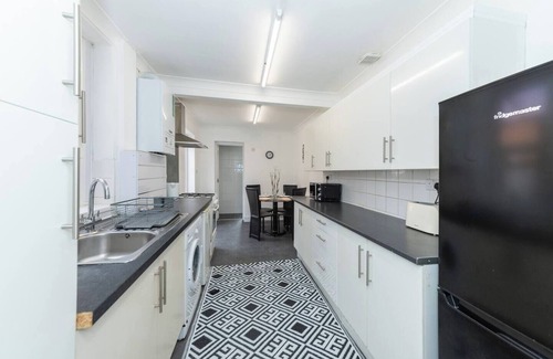 Earley House | 26 Grange Avenue · Bright House with Garden & Office Space| Pass the Keys