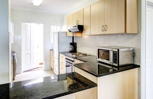 Illovo Beach Apartment | 26 La Mer - Beautiful sea view ground floor
