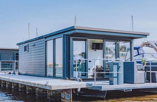 Municipality of Uitgeest Boat Rental | 26 m² Houseboat ∙ 2 bedrooms ∙ 4 guests