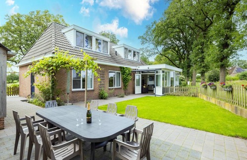 Exloo House | 260 m² House ∙ 6 bedrooms ∙ 18 guests