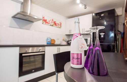 Aberaman Cottage | "266" 4 STAR! HOT-TUB, LOG-FIRE, BQ, PLAYGROUND, BIKE LOCKUP, Nr Zip World