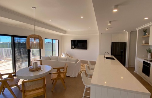 Exmouth House | 27 Bluefin Cove - Quaint Family Home