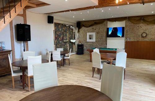 Saint-Pierre-les-Etieux Bed & Breakfast | 280 m² Bed and breakfast ∙ 2 bedrooms ∙ 22 guests