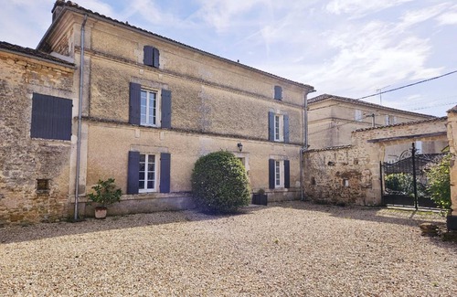Saint-Simeux House | 280 m² House ∙ 5 bedrooms ∙ 13 guests
