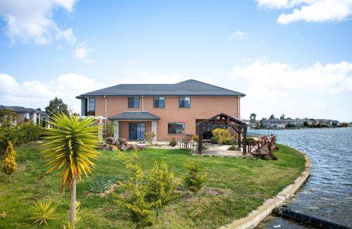 Sanctuary Lakes House | 293 m² House ∙ 5 bedrooms ∙ 10 guests