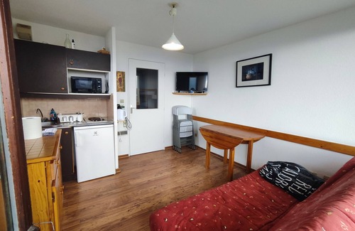 Les Adrets Apartment | 29m² apartment in Prapoutel, ideal for skiing, sleeps 5 and has a balcony.