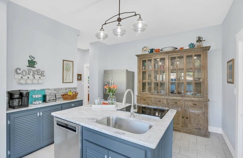 Bradenton House | 2b/2ba, HotTub, Walk To Shops, Dining! Beach Close! Wkly/Mo Discounts! Boat Opt!