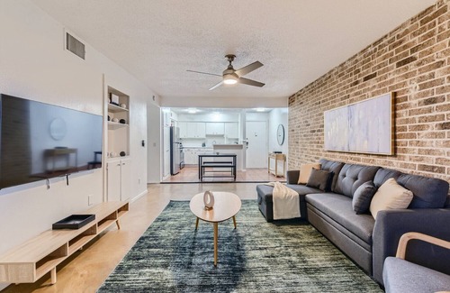 Bouldin Apartment | 2B Getaway | Sleeps 6 | Pool, Pkg | Walk Dtwn