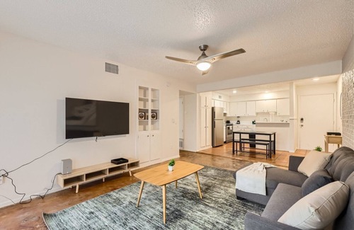 Bouldin Apartment | 2B Getaway Steps to Dtwn | Sleeps 6 | Pool, Prkg