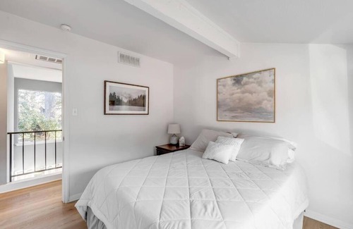 Scenic View West House | 2b1b Hidden Oasis in the Hills- Close to Downtown