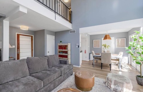 Scenic View West House | 2b1b Hidden Oasis in the Hills- Close to Downtown