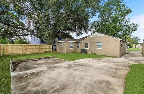 Gentilly House | 2bd-2ba Adorable Home w Yard in Gentilly