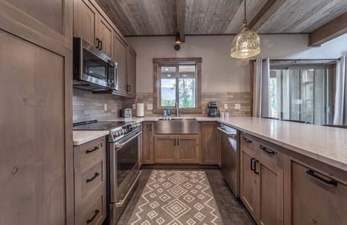 Coram Condo | 2bd/2ba Stunning Condo-Stay Near Glacier- Private Hot Tub- King Bed #4-4