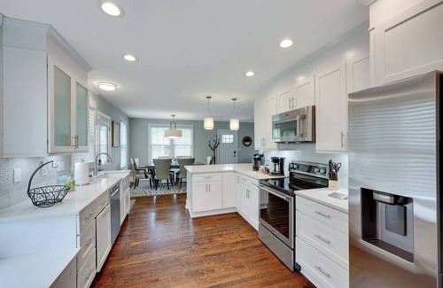 Earlewood House | 2BD 2BA Upscale Bungalow - Beautiful Yard + Grill