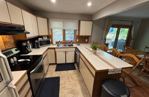 Acme Condo | 2BD Condo 5min to Flintfields Horse Show, VASA Trail, East Bay, Golf & Casino