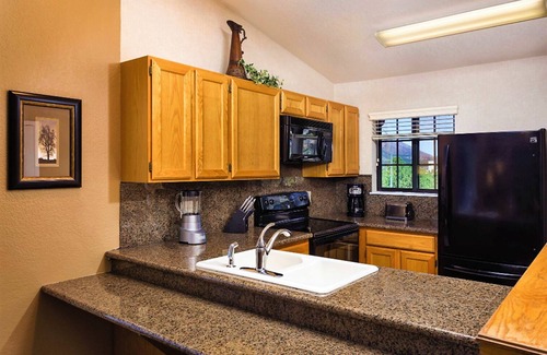 Flagstaff Condo | 2BD/Flagstaff - Full Kitchen, Living Room, W/D and Balcony!