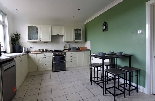 Winterbourne Earls House | 2BD Garden Home - A Short Walk to Stonehenge