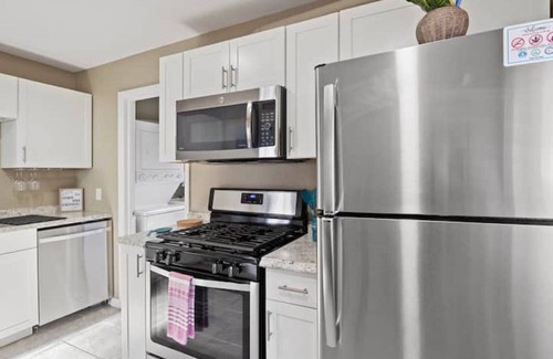 Hazel Park House | 2BDR Near Ferndale | A Cozy Stay in the Heart of Metro Detroit