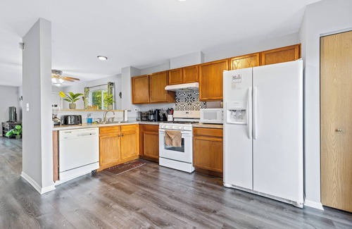 Montgomery House | 2bdrms/1.5bath-5beds/Quiet/Laundry/Jungle Theme/FREE Wifi/Sleep6