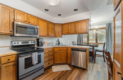 Saginaw Condo | 2bed 1 1/2 bath plus office with Futon, nice area of Saginaw! Sleep up to 6 ppl