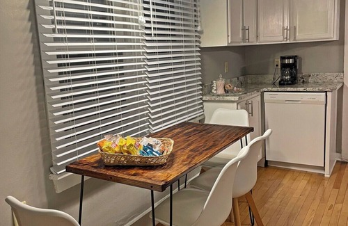 East Town House | 2bed 1.5bath House, Lower Eastside, King Bed, Fire Pit, Free Parking, Sleeps 6