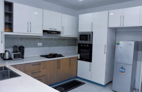 Ajah House | 2bed/24/7-power/wi-fi/Sec/close2Charterhouseschool