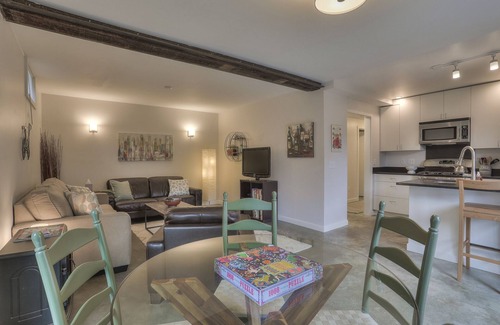 Ballard House | 2bed-2bath Ballard Courtyard Apartment Walk to Old Ballard! Restaurants nearby!