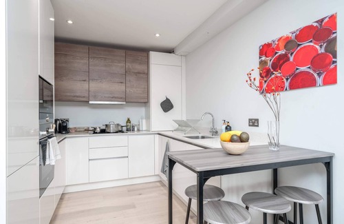 West Hendon Apartment | 2Bed 2Bath @ Hendon - 3 min to Train - 65 Inch TV
