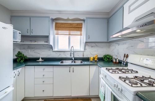 Topham Park House | 2Bedroom+1Bathroom+I Parking East-York bungalow