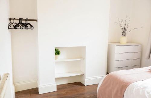 Wimbledon Apartment | 2bedroom sleeps 5 Raynes Park London 30min to Central London Family Friendly