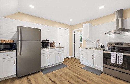 Mount Clemens Apartment | [2BR/1BA] Peaceful Oasis | King Beds | Upper Flat