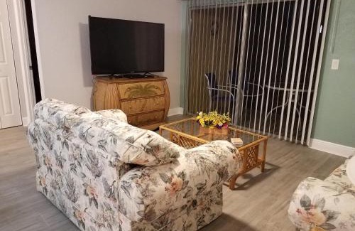 Gulf Gate Estates Apartment | 2BR/1BA Sienna Park Apartment