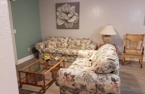 Gulf Gate Estates Apartment | 2BR/1BA Sienna Park Apartment