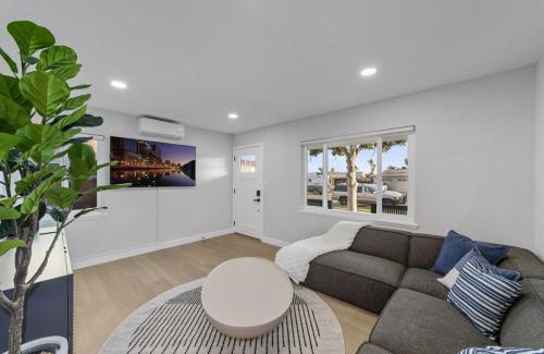 Bay Ho House | 2BR, 2B, Coffee Bar, Cozy Sectional, Rainfall Shower, Smart TVs, Cozy Beach Theme