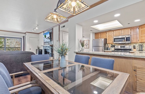 Downtown Park City Condo | 2BR 2BA Condo Main St & Town Lift access & Winter Heated Pool, Hot tubs & Sauna
