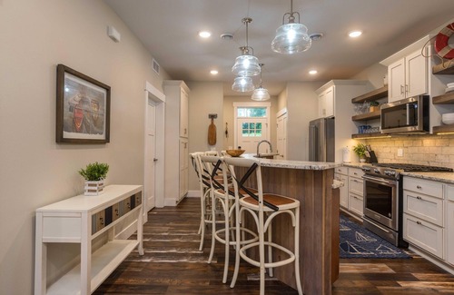 Nisswa Condo | 2BR/2BA Lakeside w/Fireplace - Beach is Right Outside Your Door
