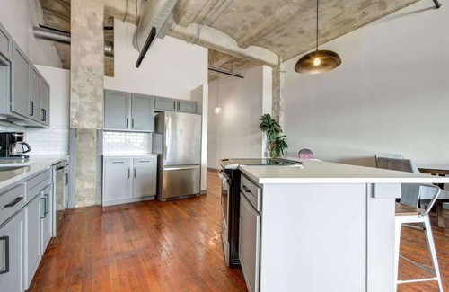 Crossroads Arts District Apartment | 2BR/2BA Spacious Historic Loft With Gym