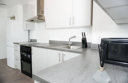 Barking Apartment | 2BR-360 views-Balcony-Parking-WiFi-SmartTV