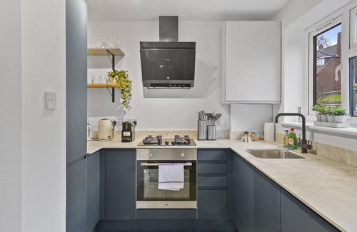 High Barnet Apartment | 2BR Barnet Gem with Front Garden
