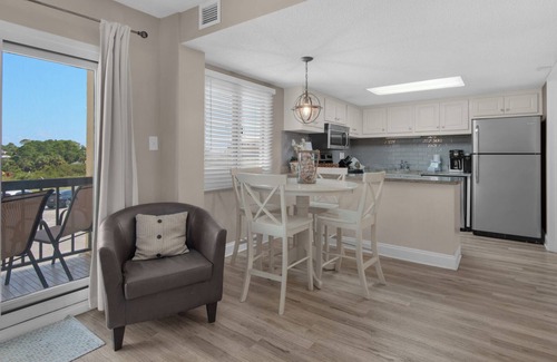 Sunnyside Condo | 2BR Beachfront Condo | Prime Amenities + Free tickets: Dolphin Cruise & More!