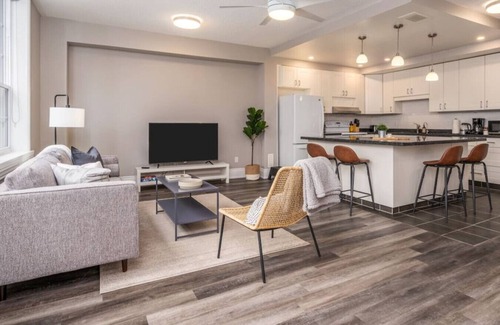 Burlington Apartment | 2BR Burlington Apt | Near Waterfront & Art Gallery