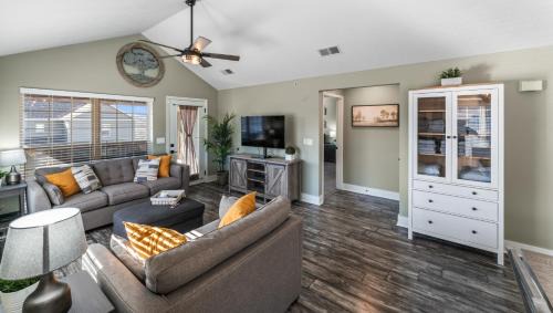 Branson West House | 2BR Condo - Near SDC - 2 Pools - Golf Onsite - FREE TICKETS INCLUDED - SB 9-5